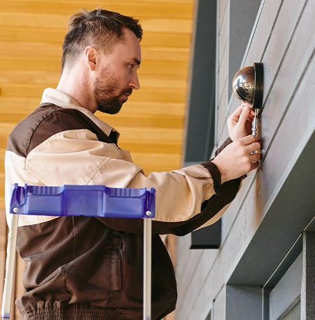 Installation von Einbruchschutz.