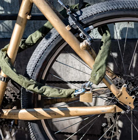 Ein Fahrrad, welches mit einem Schloss gesichert.